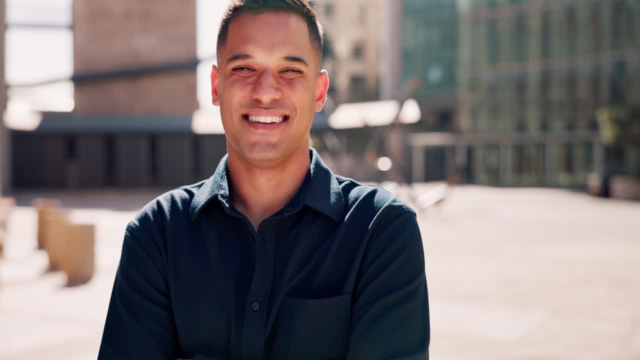 orgullo, felicidad y retrato de un hombre de negocios
