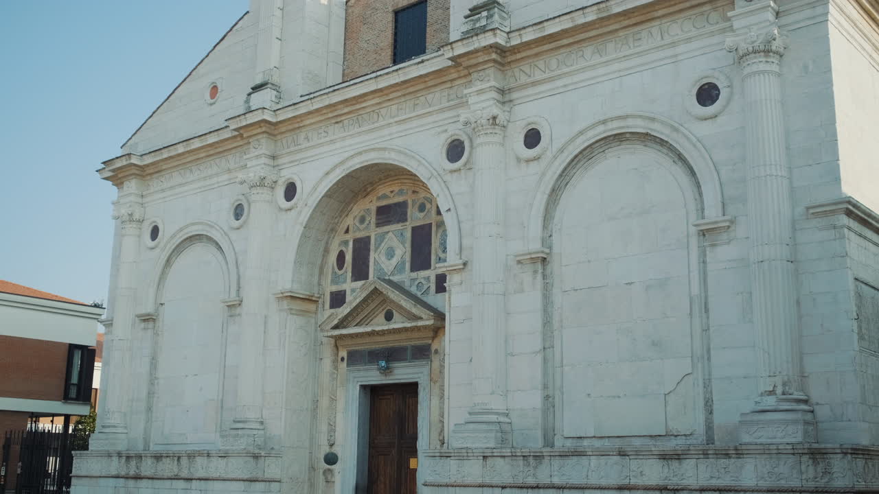 fachada de una iglesia histórica en venecia, italia