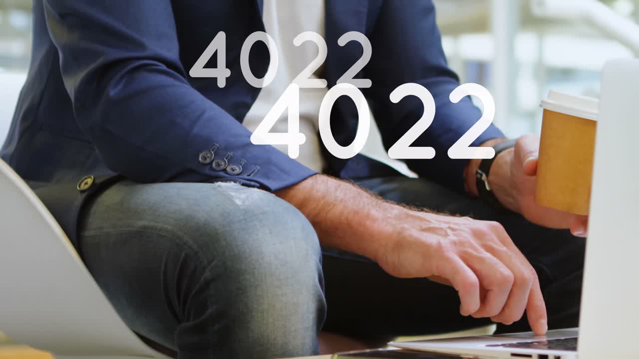 animación de números crecientes sobre el hombre usando computadora portátil