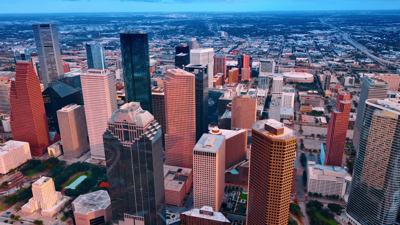 Houston, USA, 24. listopadu 2025: Blížící se k výškovému centru Houstonu v Texasu, USA. Finanční centrum města z letecké perspektivy
