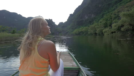 In-Trang-an-bai-in-Hanoi-Vietnam-girl-on-the-boat-in-river-photographing-on-SLR-camera