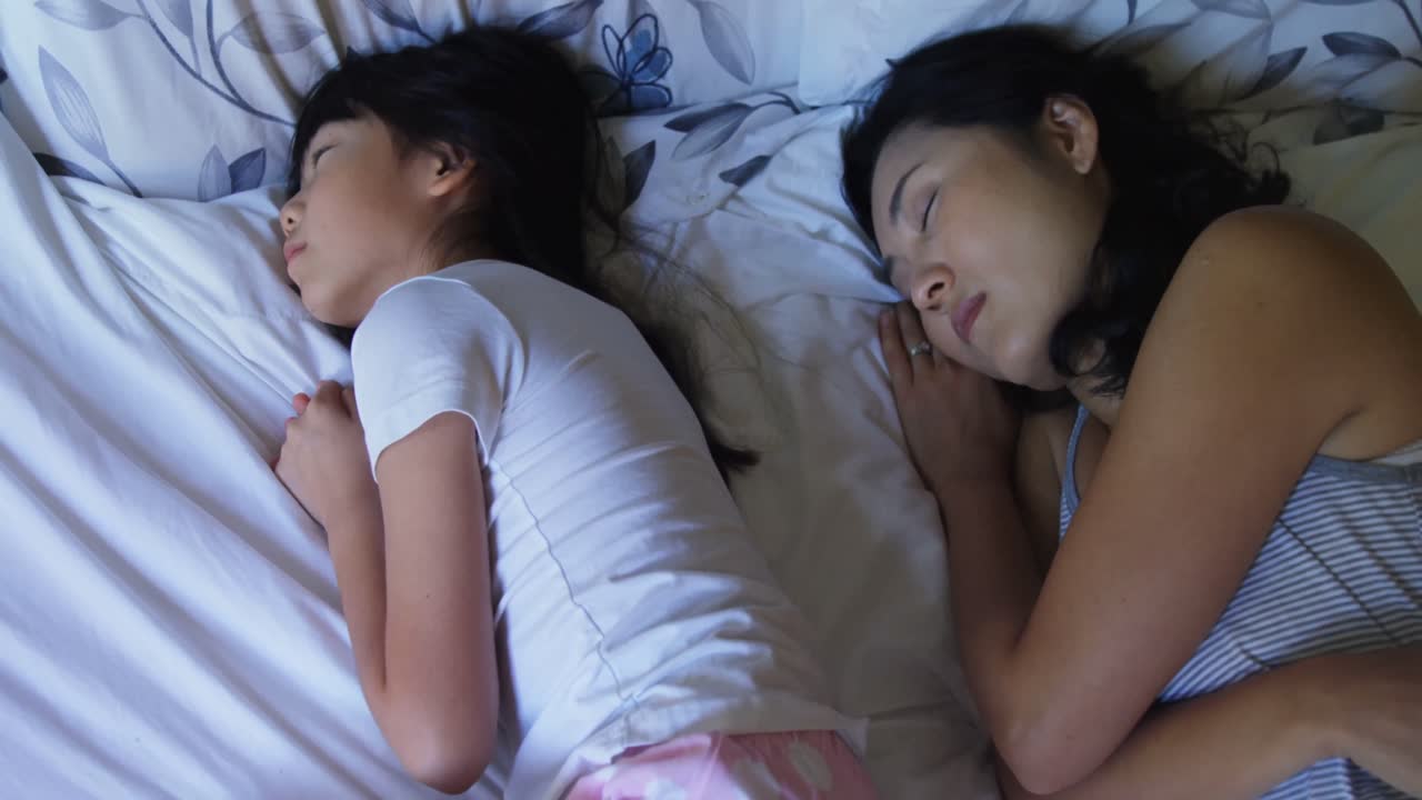 엄마와 딸이 침실 4k에서 함께 자고 있습니다.