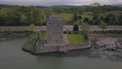 Narrow-Water-Keep-Ist-Eine-Burg-Im-Alten-Stil-An-Der-Irischen-Grenze,-Narrow-Water-Castle-Ist-Ein-Berühmtes-Turmhaus-Aus-Dem-16.-Jahrhundert-Und-Ein-Bawn-In-Der-Nähe-Von-Warrenpoint-In-Nordirland