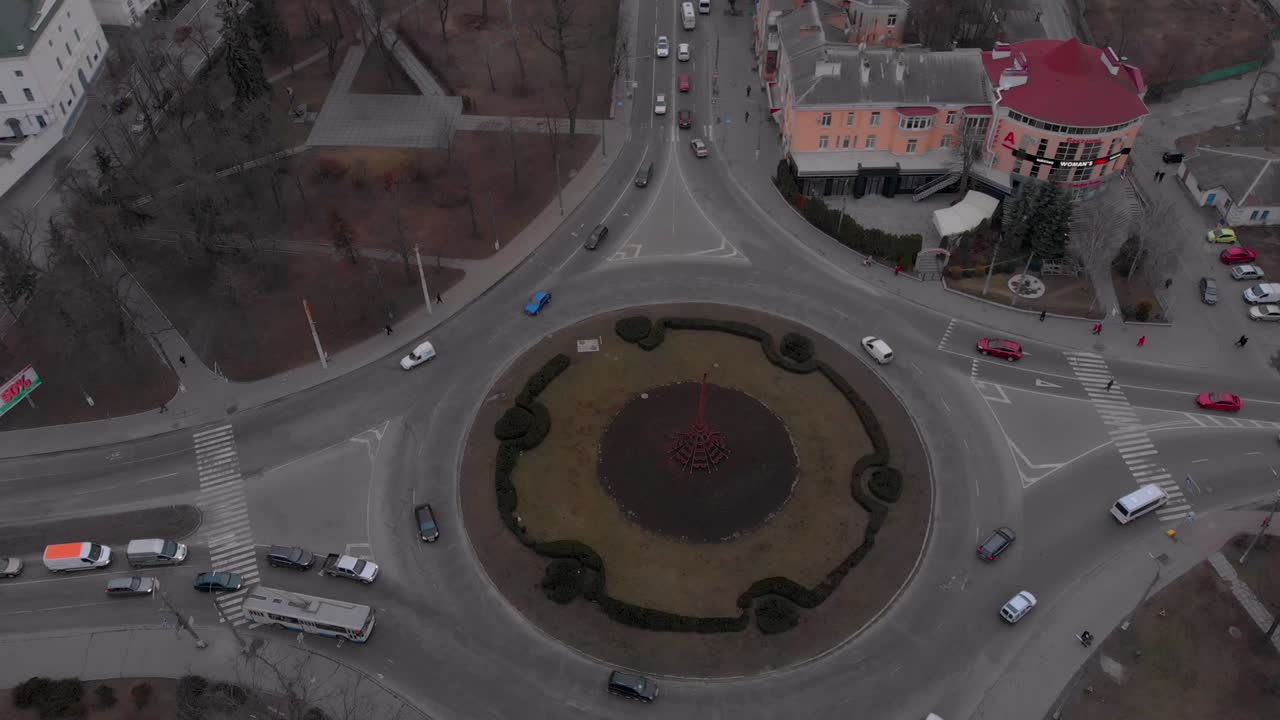4к воздушный вид временной задержки круговой дороги с круговыми машинами.