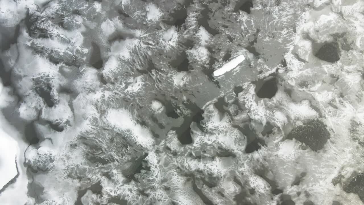 빙붕 위로 기울어지게 회전