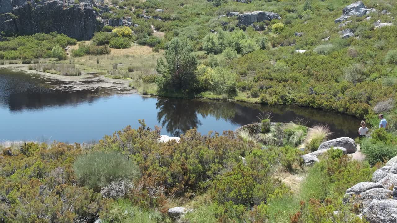 세라 다 에스트렐라(serra da estrela)의 코반 도스 콘초스(covão dos conchos) 위로 드론이 이동하고 있습니다.