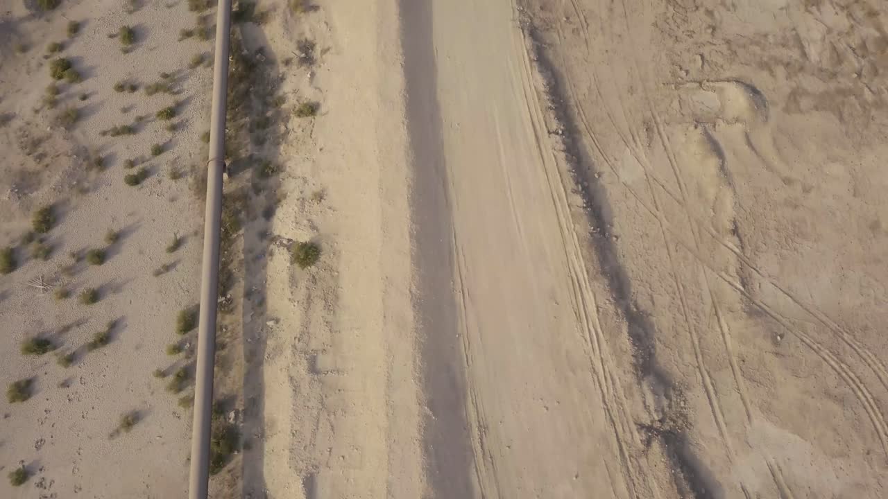사막의 긴 송유관 – 측면 공중 영상