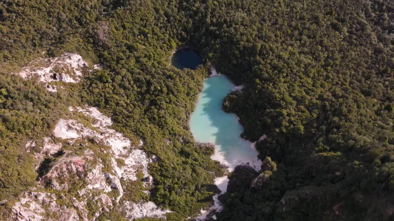 hermosa inclinación aérea hacia abajo del cráter y el lago ácido turquesa