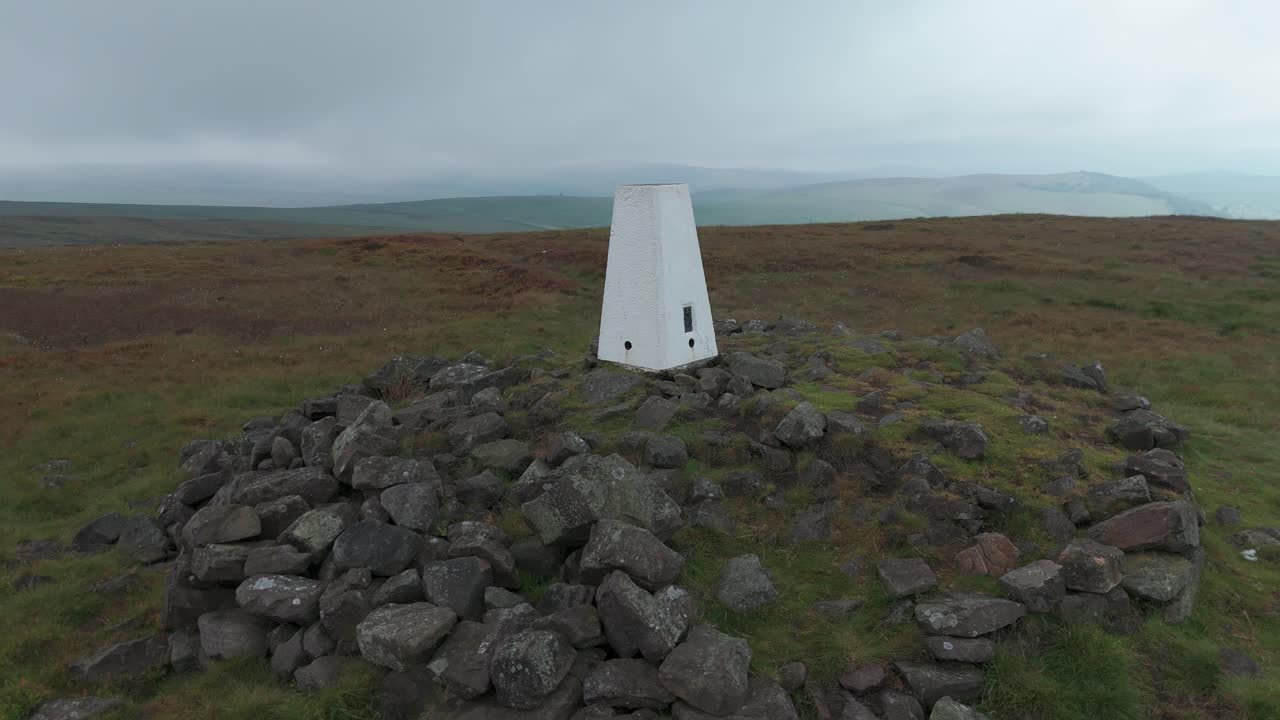 fotografía aérea giratoria de un punto trigonométrico o un punto de triangulación en la cumbre de titterstone clee hill en shropshire, reino unido