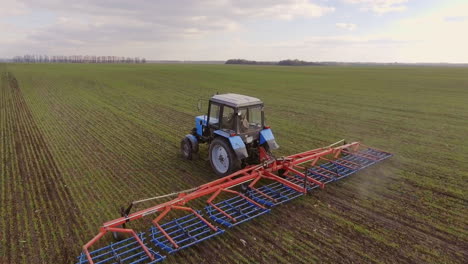 el tractor tira de maquinaria agrícola para cultivo y aireación 1