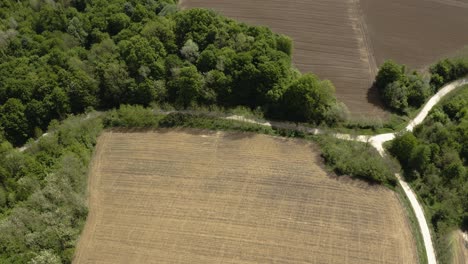 Movimiento-De-Cámara-Cinematográfica-Y-Captura-De-La-Impresionante-Naturaleza-En-Bosnia-Y-Herzegovina,-Hermosa-Tierra-Con-Montañas-Majevica-En-La-Distancia