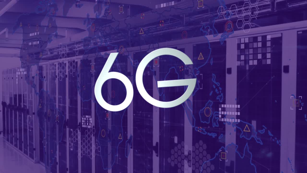 animación de texto 6g y mapa del mundo con procesamiento de datos en la sala del servidor.