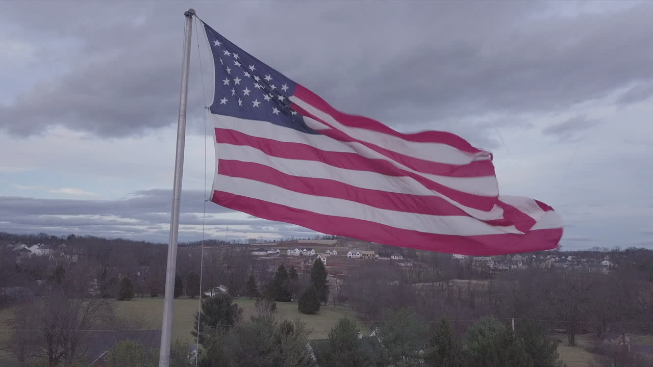 Bandiera USA che sventola con forte brezza
