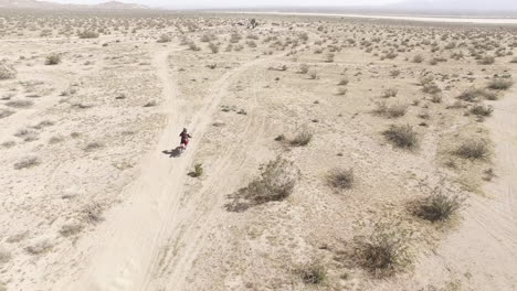 Antena:-Un-Motociclista-Corre-En-Su-Motocicleta-Honda-Crf-En-El-Desierto