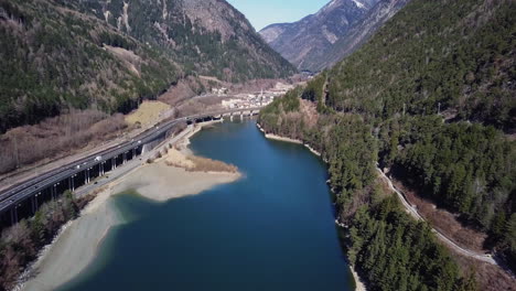 Clip-Aéreo-De-Un-Lago-Azul-En-Medio-De-Los-Alpes,-Con-Una-Suave-Inclinación-De-Cámara