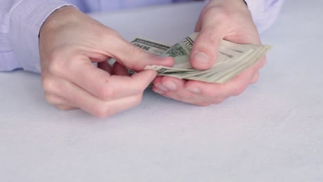 manos contando montón de billetes de 100 dólares estadounidenses