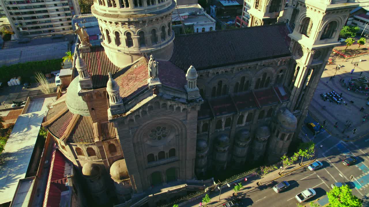산티아고 칠레의 새크라멘티노스 교회 쪽에서 비행기를 타고 가는 도리, 고속 교통