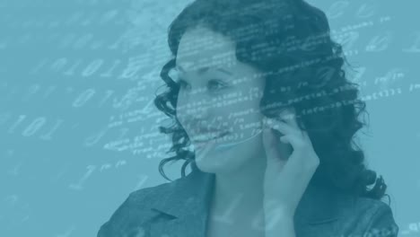 animación de procesamiento de datos sobre mujer caucásica usando auriculares de teléfono trabajando en un centro de llamadas