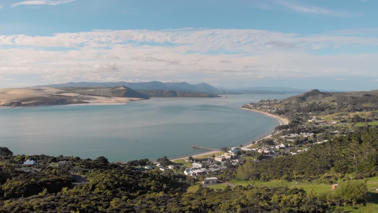 Droneopptak med bevegelse oppover over Omapere, New Zealand