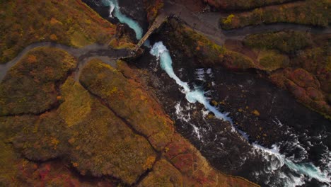 Bruarfoss-Berühmter-Blau-türkisfarbener-Fluss-In-Island