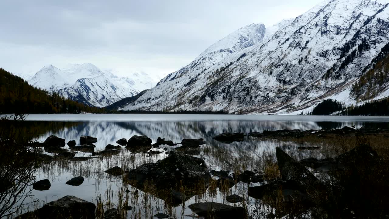Sassi sulla riva di un lago di montagna, loop continuo