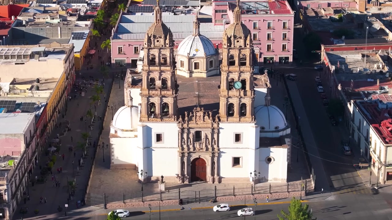 Eine hochpräzise Zenit-Luftaufnahme, die die komplexen, symmetrischen architektonischen Details der Kathedralbasilika von Durango einfängt.