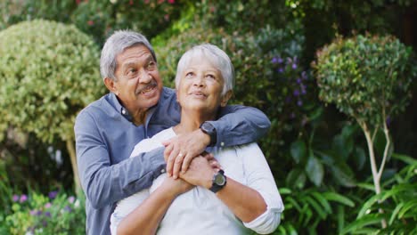 Video-De-Una-Feliz-Pareja-Birracial-De-Ancianos-Abrazándose-En-El-Jardín