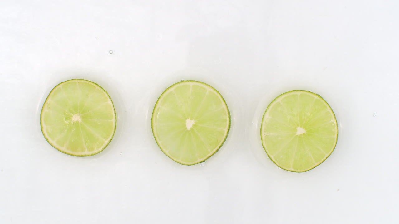 물방울은  바탕에 놓인 석회암의 세 조각에 떨어집니다.