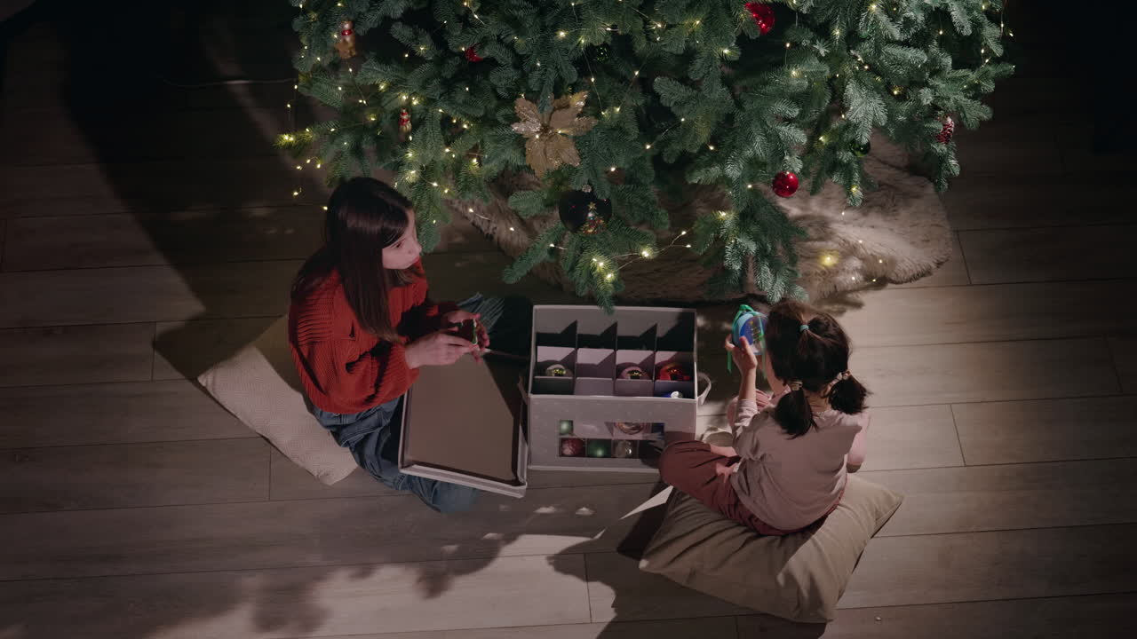 niños decorando el árbol de Navidad