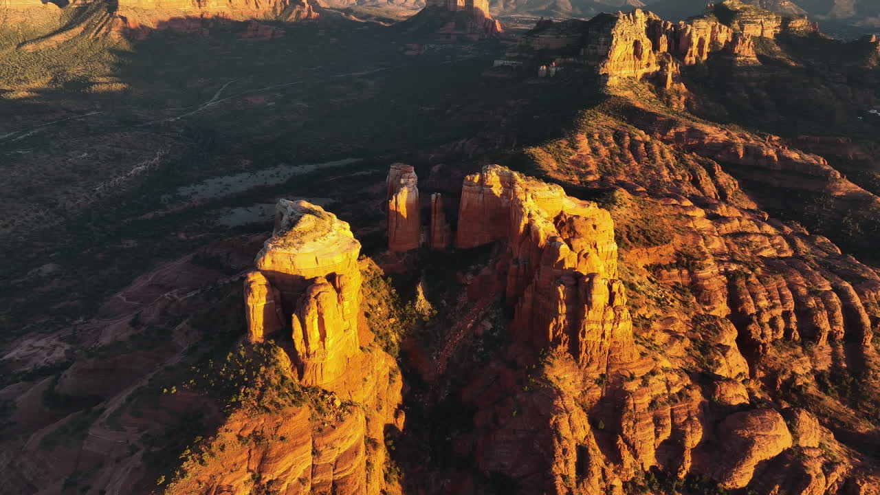 formaciones rocosas rojas de sedona al amanecer en arizona, estados unidos