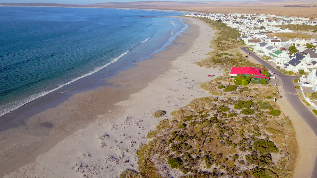 largo tramo de playa en el pintoresco pueblo pesquero de paternoster