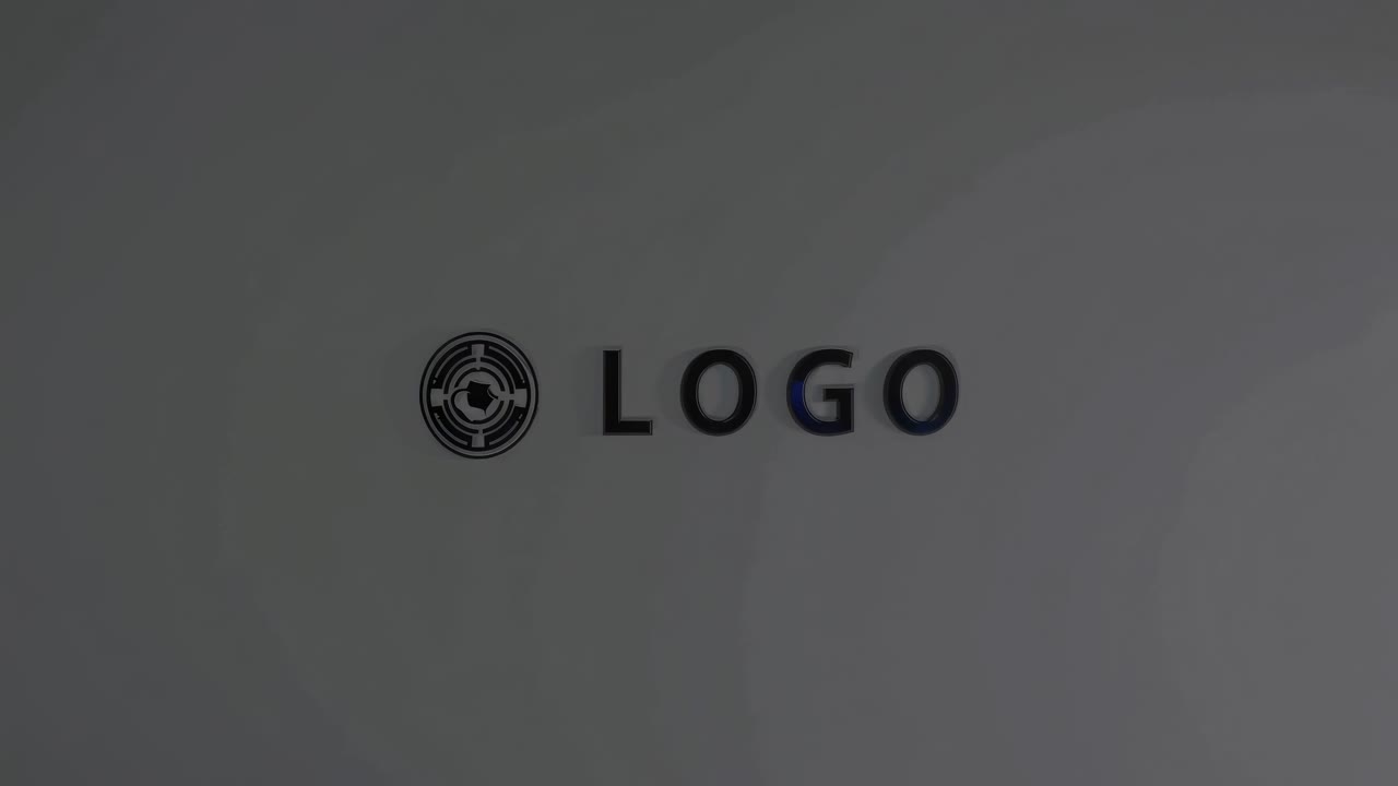 Minimalistisk logo-design på en tekstureret væg, optaget fra en sidevinkel.