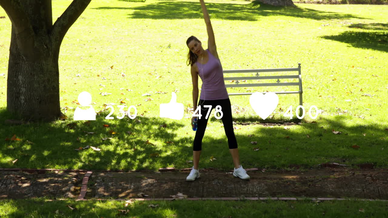 estirándose en el parque, mujer haciendo ejercicio con likes y comentarios en las redes sociales animación