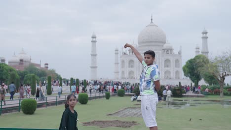 Un-Niño-Indio-Recibe-Un-Clic-Frente-Al-Taj-Mahal.