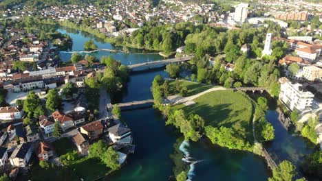 Drohnenaufnahme-Des-Stadtzentrums-Von-Bihac-Am-Morgen