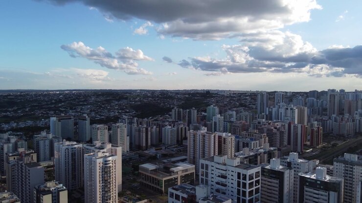 Águas Claras no Distrito Federal, Brasil, mostrando torres residenciais densas e desenvolvimento urbano moderno sob o céu do início da noite, vista cinematográfica de drone