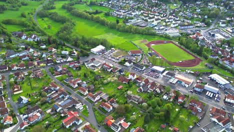 Drohne-Fliegt-über-Eine-Kleine-Malerische-Stadt