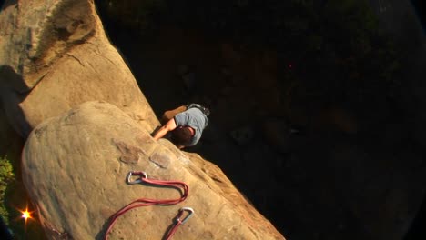 Luftaufnahme-Eines-Kletterers,-Der-Eine-Klippe-Hochklettert