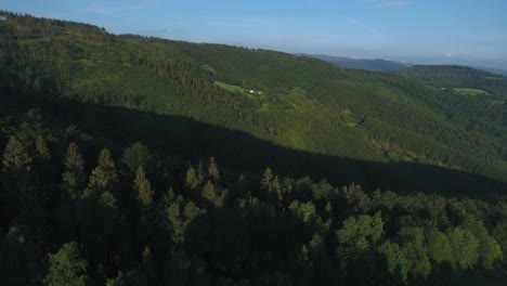 Hermosas-Montañas-Llenas-De-árboles-Verdes-Con-Un-Cielo-Azul-De-Fondo-En-Verano