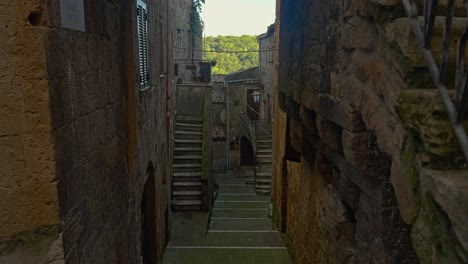 Casas-De-Piedra-Envejecidas-En-Calles-Estrechas-Del-Pueblo-Medieval-En-Pitigliano,-Toscana-Italia