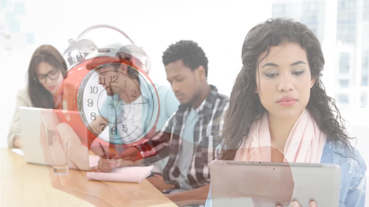 animación del reloj sobre diversas personas de negocios que usan computadora portátil