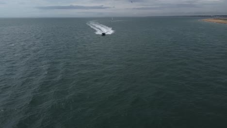 Kleines-Boot,-Das-Auf-Die-Kamera-Zurast