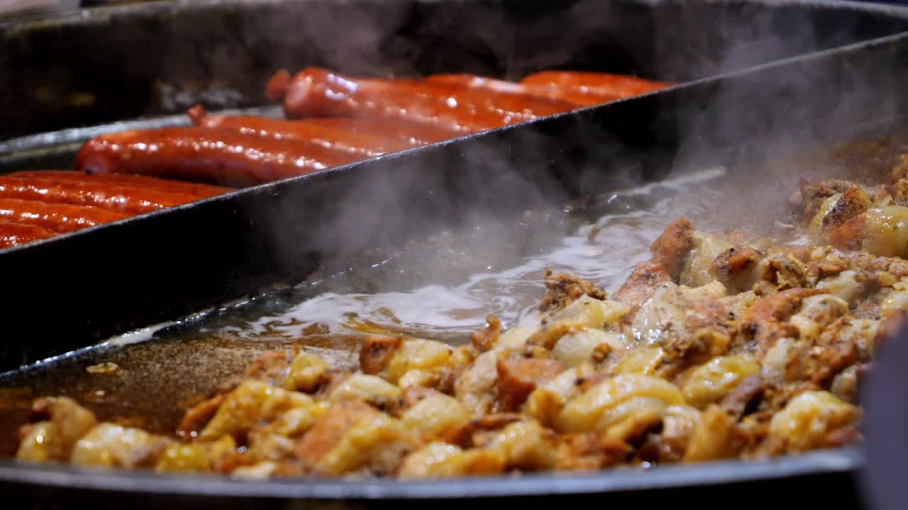 거리 음식: 핫도그 소시지와 양파가 큰 비에 기