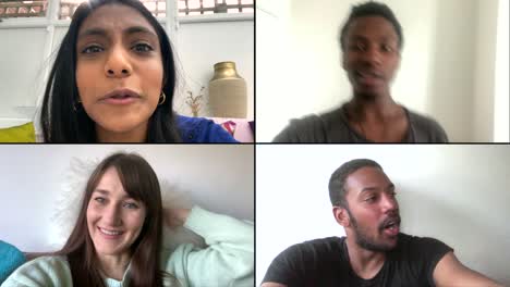 cuatro amigos riendo y bromeando por video chat
