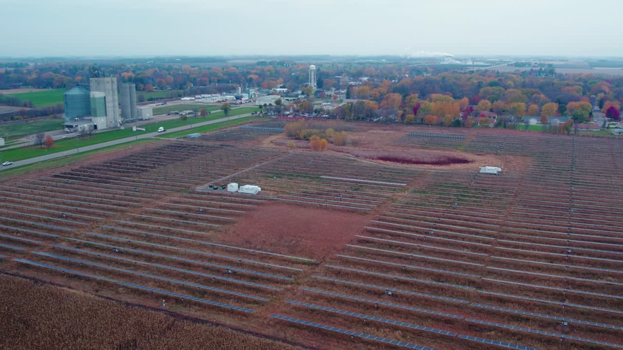 가을의  ⁇ 에 있는 태양광 패널은 현대 에너지와 전통적인 농업의 시너지를 강조합니다. 애트워터, 미네소타, 미국