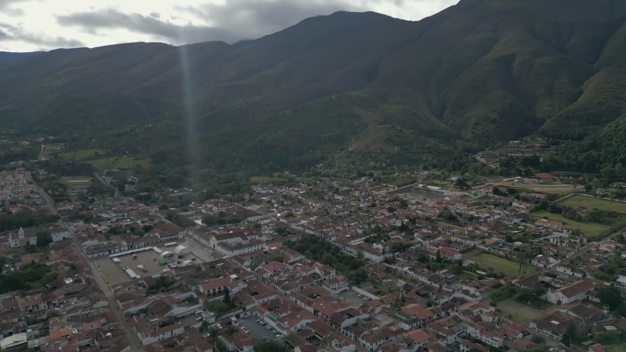 aerial de villa de leyva ciudad colonial en las montañas de los andes en colombia trave destino de vacaciones imágenes de drones