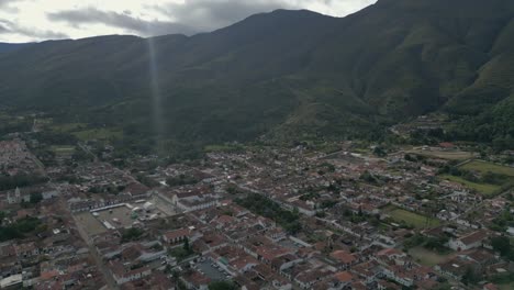 Luftaufnahme-Der-Kolonialstadt-Villa-De-Leyva-In-Den-Anden-In-Kolumbien,-Drohnenaufnahmen-Des-Urlaubsziels-Trave