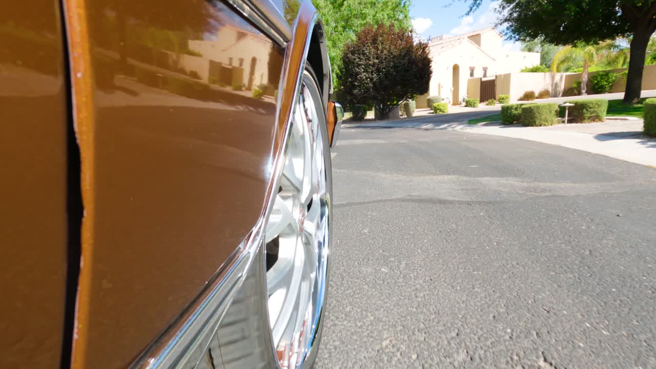 камера 4k с замедленным движением прикреплена к вождению автомобиля