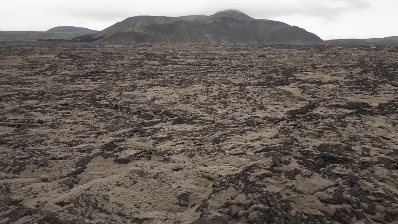 большие лавовые поля на полуострове рейкьянес, исландия, воздушная коляска в