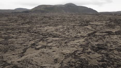 grandes campos de lava en la península de reykjanes, islandia, dolly aéreo en